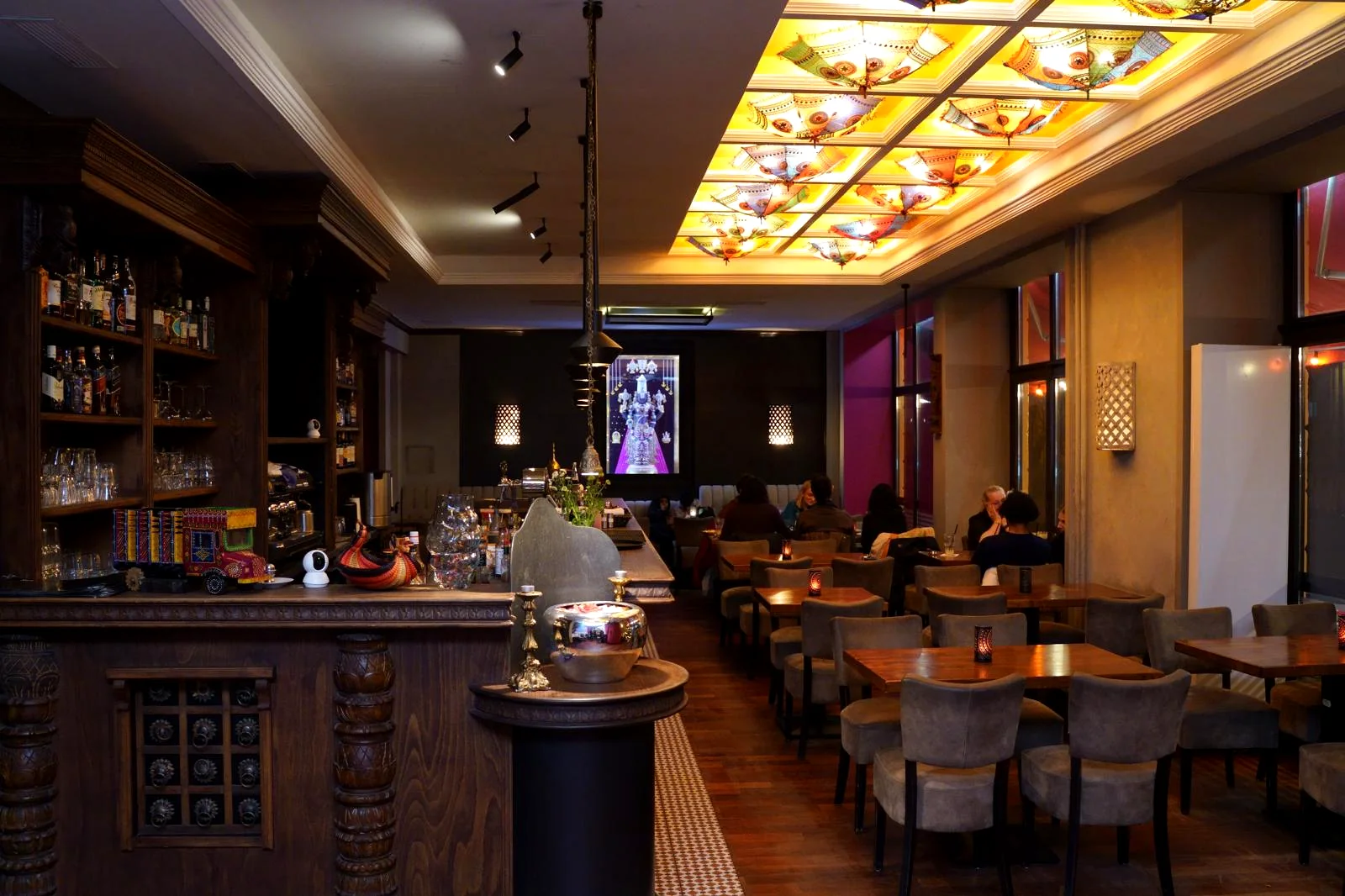 Warm, elegant interior of Swadesh Restaurant in Berlin-Schöneberg