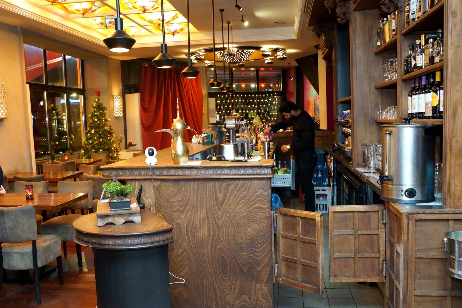 Bar im Swadesh Restaurant mit Cocktailauswahl