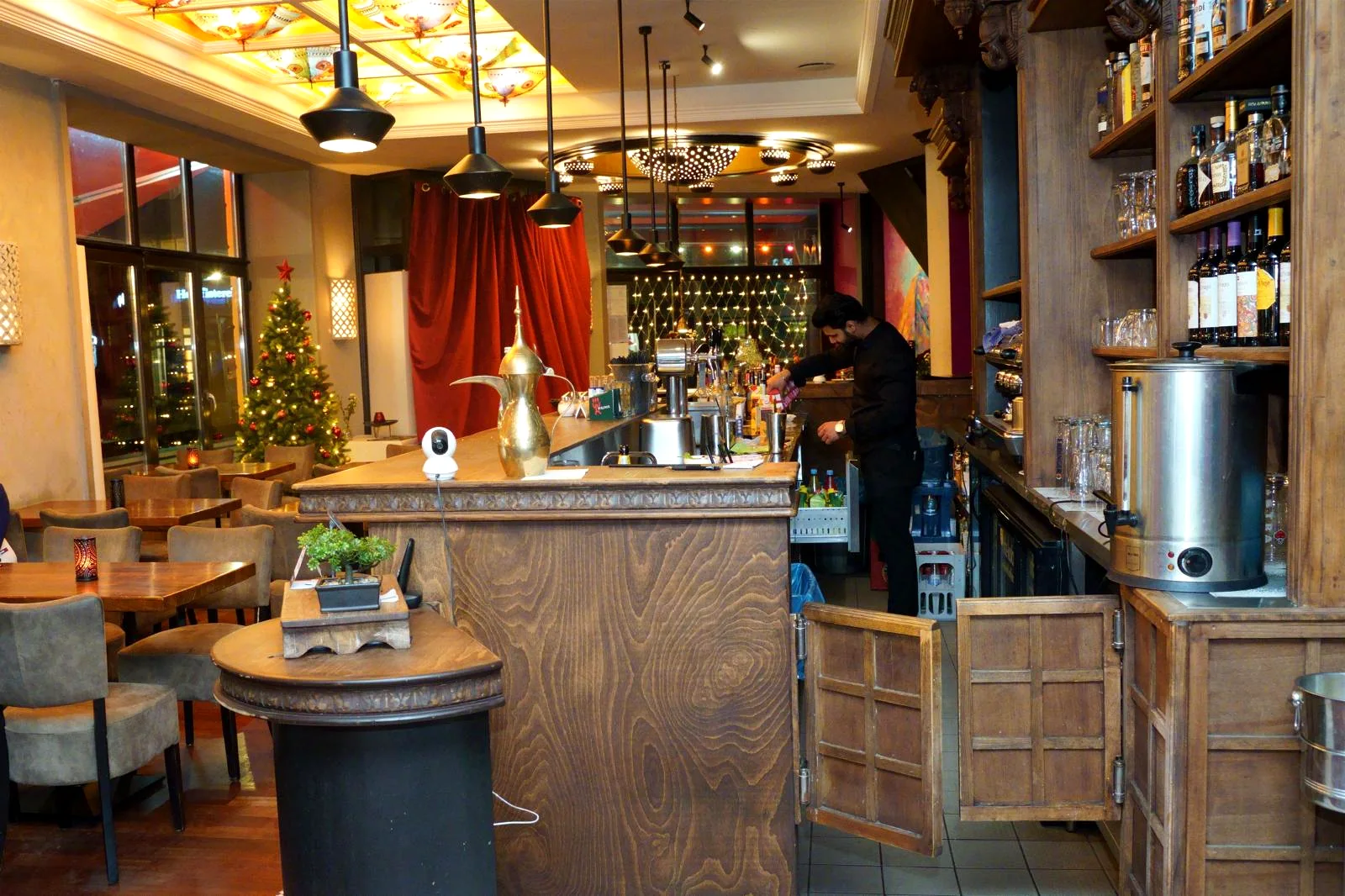 Bar im Swadesh Restaurant mit Cocktailauswahl