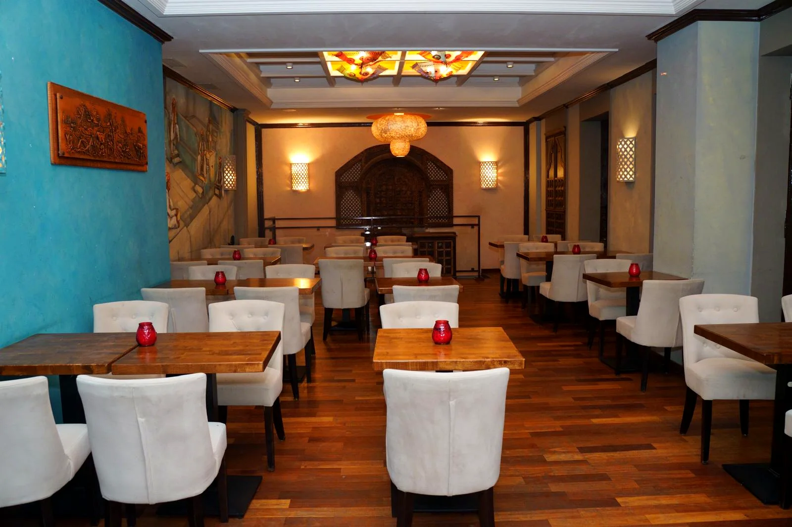 Heller Eventbereich im Obergeschoss des Swadesh Restaurant