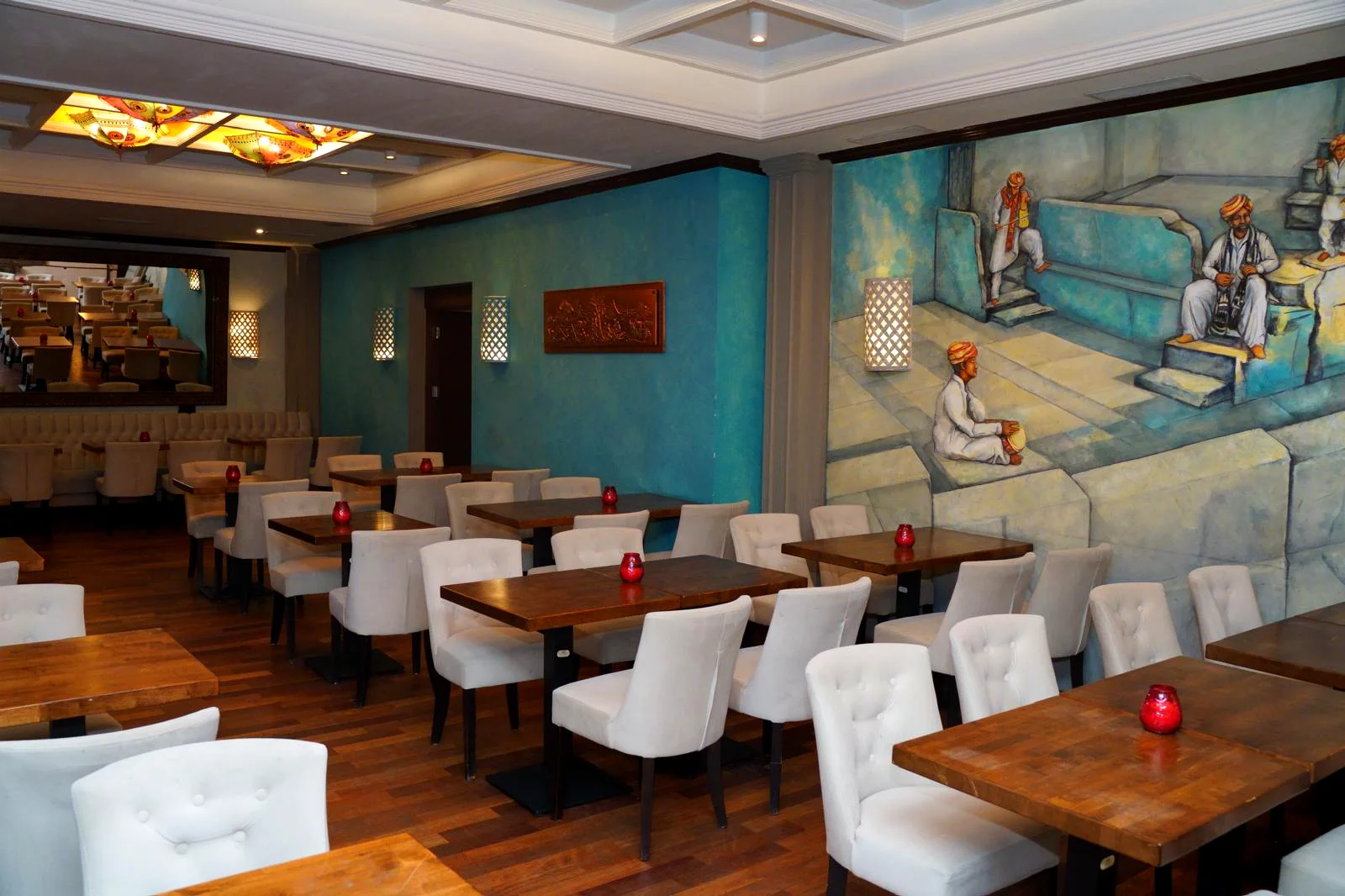 Speisesaal mit indischer Wandmalerei im Swadesh Restaurant
